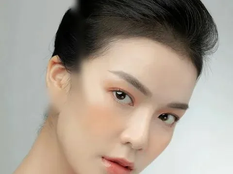 Woman with soft peach make-up and groomed brows